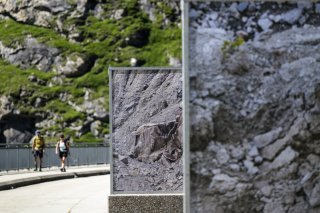 Les oeuvres de l’artiste française Camille Llobet sont à découvrir sur la partie sommitale du barrage de Mauvoisin. KEYSTONE/JEAN-CHRISTOPHE BOTT